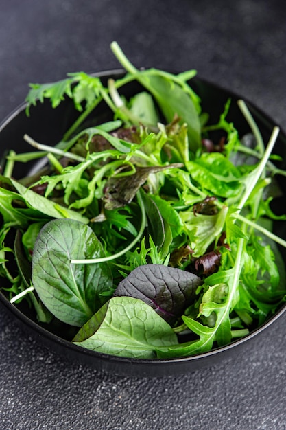 feuilles de salade verte mélangent des collations saines, micro vertes et juteuses sur la table