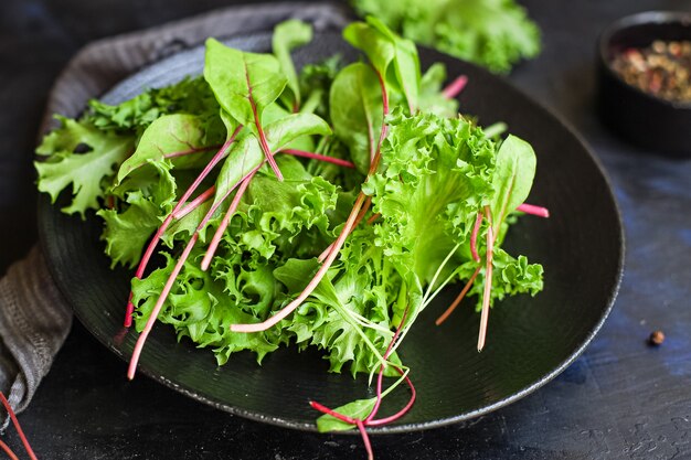 Feuilles de salade verte mélanger les légumes portion