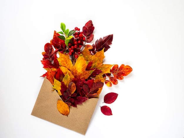 Feuilles séchées dans une enveloppe sur fond clair période de l'année automne salutation d'automne