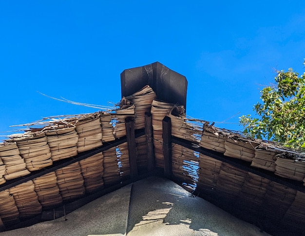 Les feuilles séchées de palmier nipa et le bambou ont fait le toit sur un fond de ciel bleu