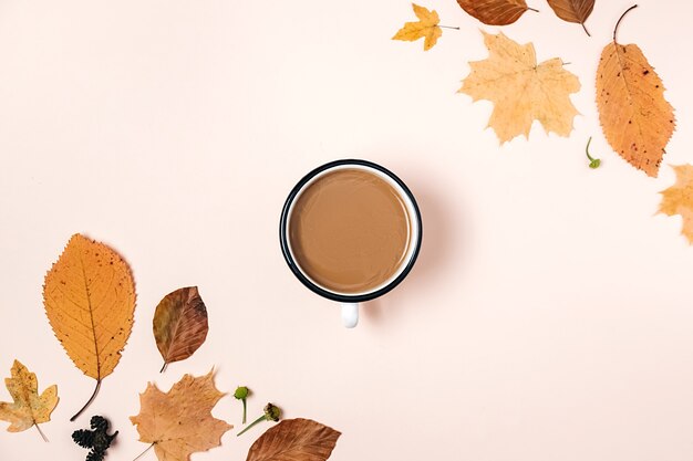 feuilles séchées et tasse de café