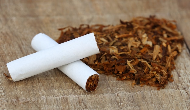 Feuilles de tabac séchées et cigarette décorées en forme de coeur