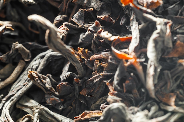 Feuilles de thé noir en vrac Feuilles de thé noir sèches en gros plan