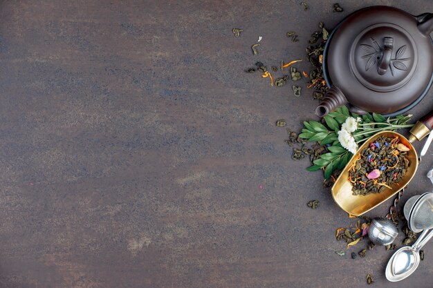 Feuilles de thé sec sur une table sur un fond ancien