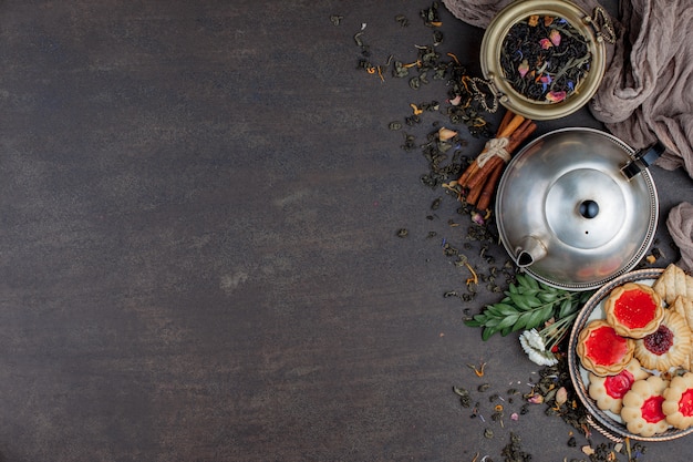Feuilles de thé sec sur une table sur un fond ancien.