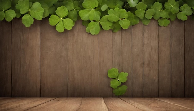 Des feuilles de trèfle vert sur un fond en bois Jour de Saint-Patrick Copier l'espace Fête de la bière