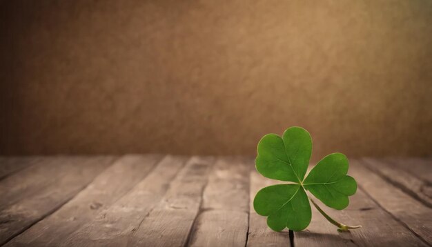 Des feuilles de trèfle vert sur un fond en bois Jour de Saint-Patrick Copier l'espace Fête de la bière