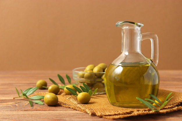 Feuilles vertes d'huile d'olive et olives sur la table