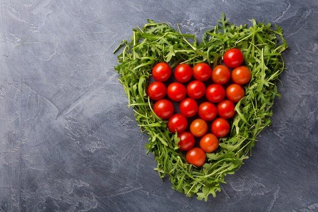 Feuilles vertes de roquette disposées en forme de coeur