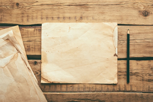 Feuilles De Vieux Papier Vintage Sur Une Table En Bois. Copier L'espace