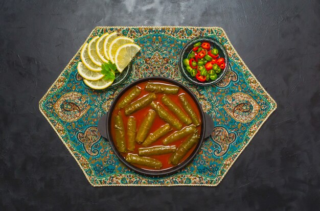 Photo feuilles de vigne farcies dolma. cuisine iranienne.