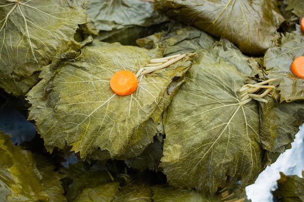 Feuilles de vigne sur un marché comme arrière-plan pour faire des feuilles de vigne