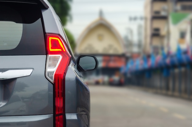 Feux arrière à LED modernes sur voiture SUV gris