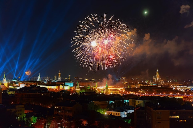 Feux d'artifice au-dessus du Kremlin dans la ville de Moscou en Russie la nuit.