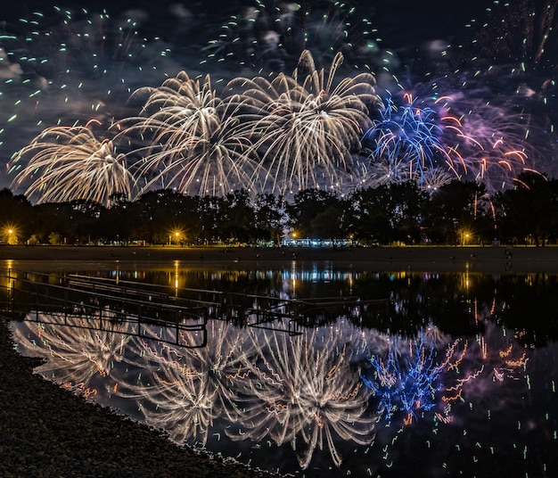 Photo feux d'artifice au-dessus du lac la nuit