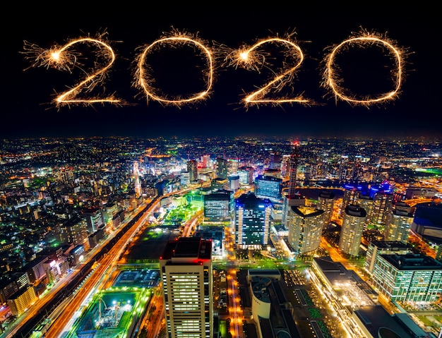 Feux d'artifice de bonne année 2020 sur le paysage urbain de Yokohama dans la nuit, Japon