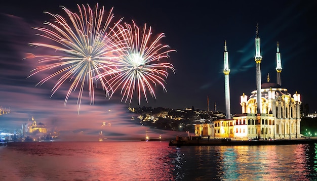 Feux d'artifice sur le bosphore à istanbul