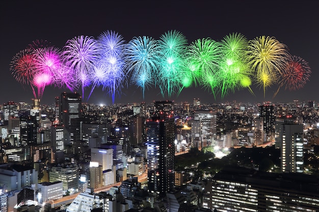 Feux d&#39;artifice célébrant le paysage urbain de Tokyo dans la nuit