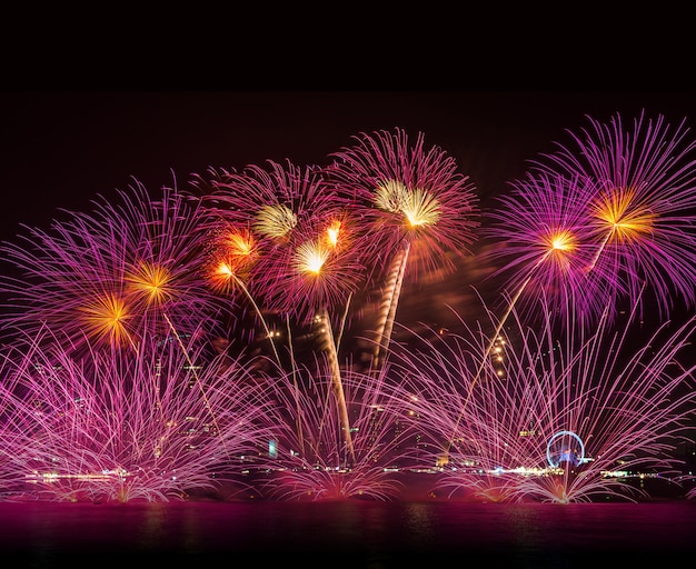 Feux d&#39;artifice de célébration incroyable sur la rivière avec le paysage urbain de Bangkok