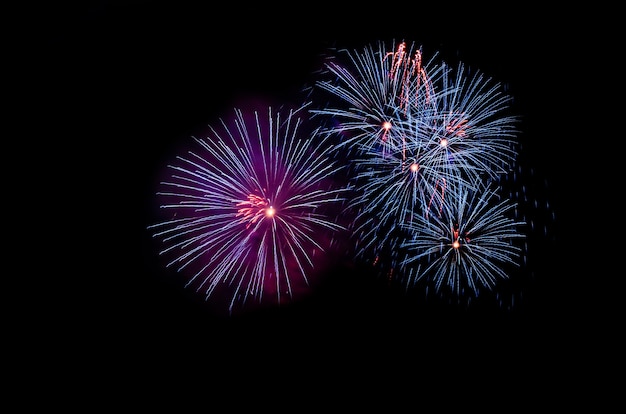 feux d&#39;artifice coloré sur le fond de ciel noir sur l&#39;eau