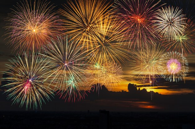 Feux d&#39;artifice coloré de nouvel an festive fantastique sur le ciel du soir avec des nuages ​​majestueux