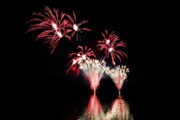 Feux d&#39;artifice coloré la nuit