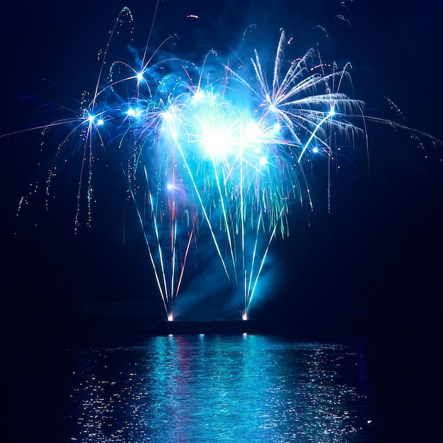 Feux d'artifice colorés bleus sur le ciel noir