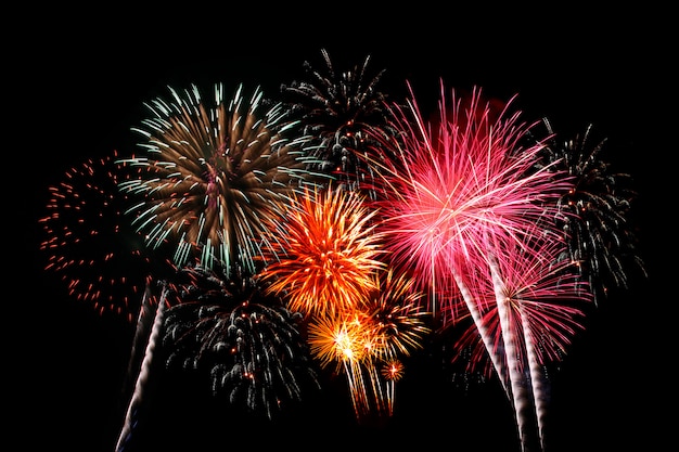 Feux d'artifice colorés dans le ciel nocturne.