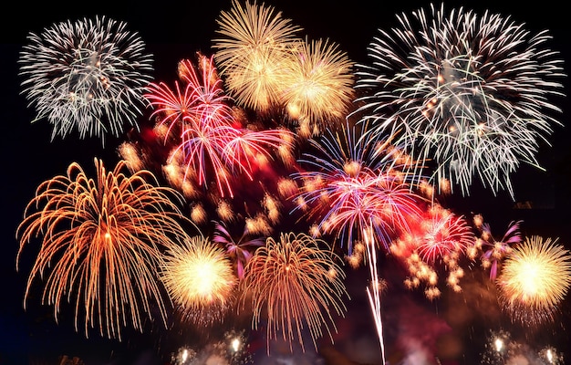 Feux d'artifice colorés Les feux d'artifice sont une classe d'engins pyrotechniques explosifs