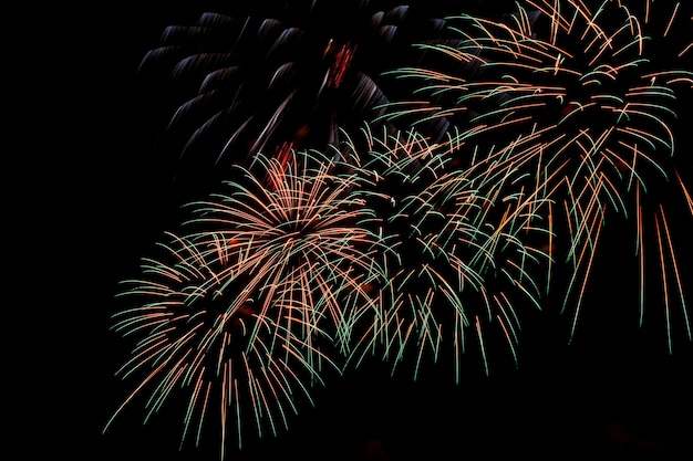 Feux d'artifice colorés sur fond de ciel nocturne