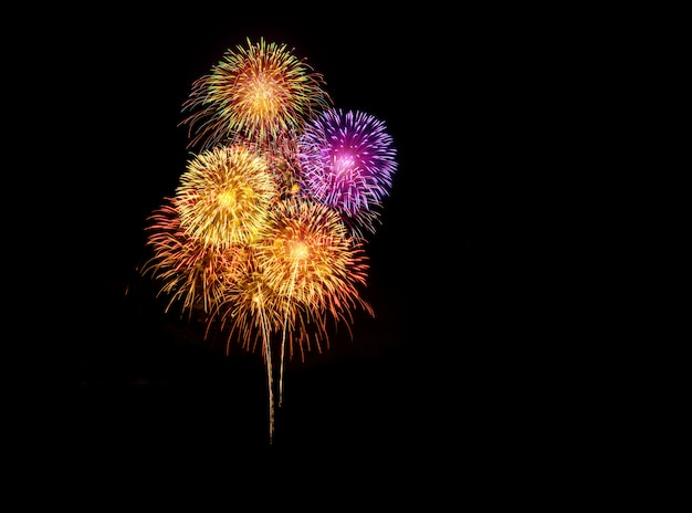 Feux d'artifice colorés pour les célébrations sur fond noir