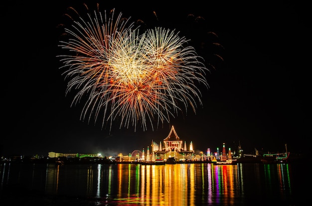 Feux d'artifice dans le temple près de la rivière