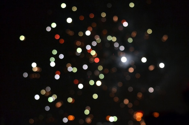 Feux d'artifice défocalisés sur un ciel