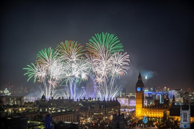 Les feux d'artifice du Nouvel An de Londres montrent la culture britannique