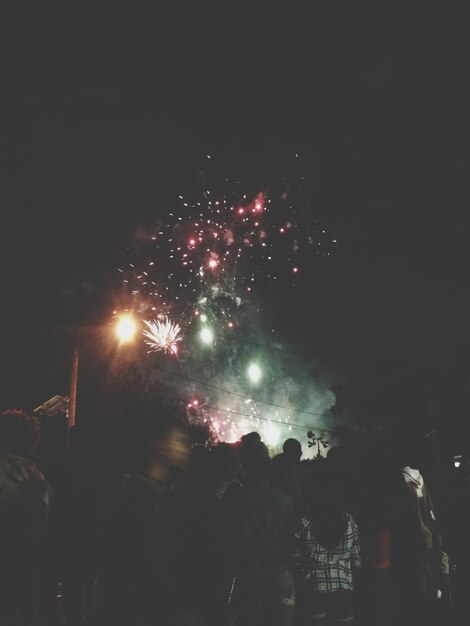 Photo des feux d'artifice éclairés la nuit