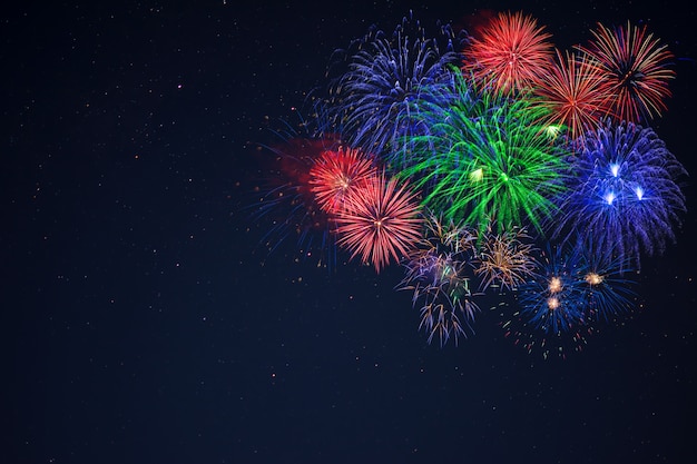 feux d'artifice étincelants sur un ciel nocturne