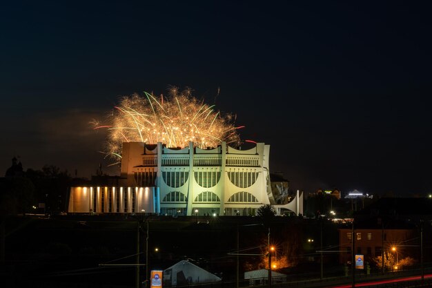 Feux d'artifice festifs en l'honneur du Jour de la Victoire