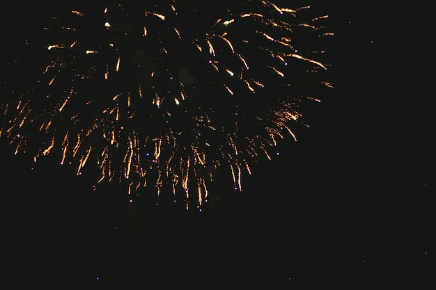 Photo feux d'artifice de fête d'or sur un fond noir