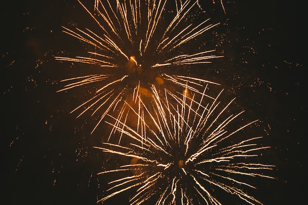 Feux d&#39;artifice de fête d&#39;or sur un fond noir