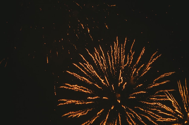 Photo feux d'artifice de fête d'or sur un fond noir