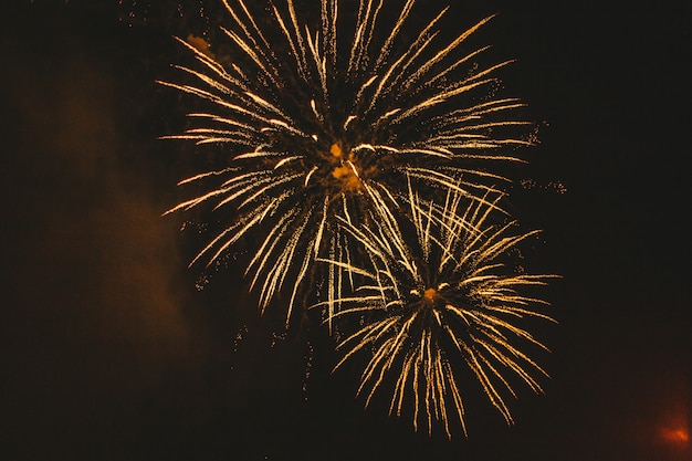 Photo feux d'artifice de fête d'or sur un fond noir