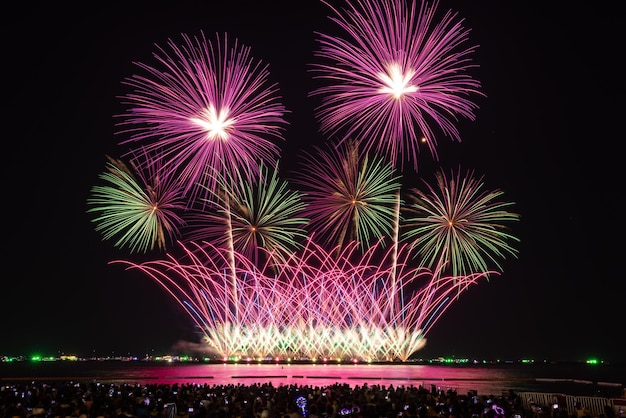 Feux d'artifice internationaux au Pattaya International Fireworks Festival novembre 2021 à Pattaya en Thaïlande