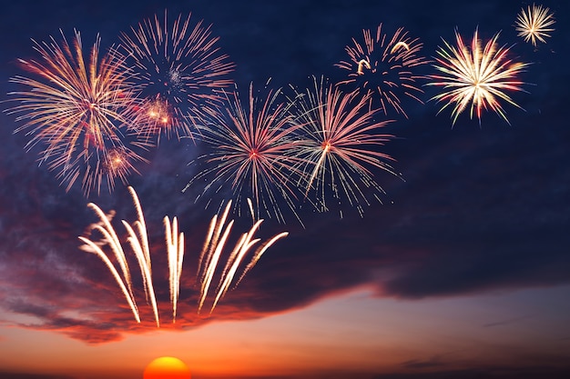 Feux d'artifice majestueux dans le ciel du soir