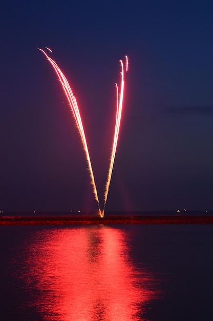 Feux d'artifice sur la mer contre le ciel la nuit