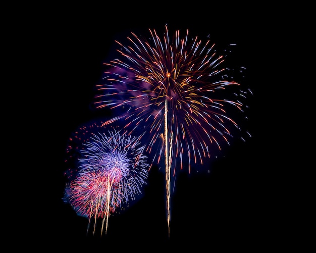 Photo feux d'artifice la nuit isolés sur ciel sombre pour célébrer le réveillon du nouvel an et une occasion spéciale en vacances