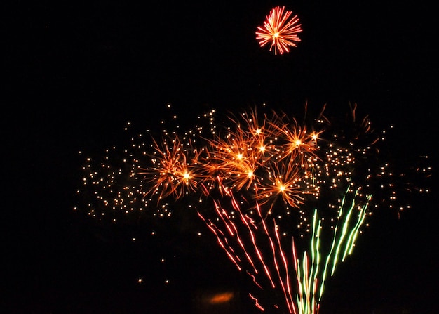 Photo des feux d'artifice la nuit.