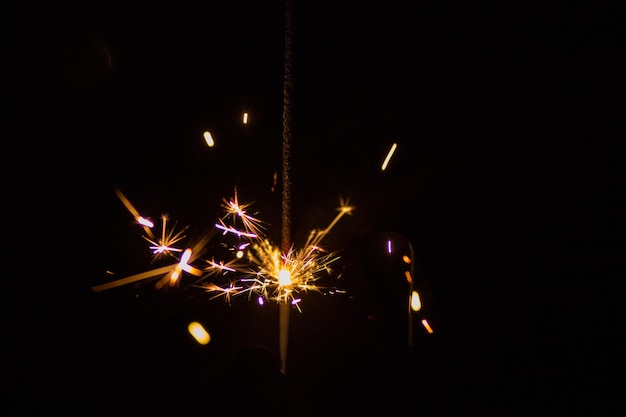 Des feux d'artifice la nuit.