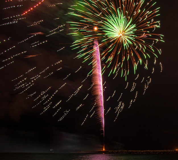 Feux d'artifice sur la plage de Barcelone.