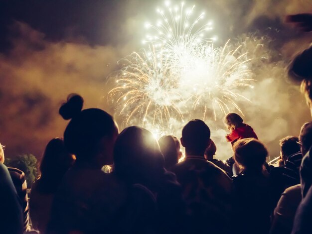 Photo feux d'artifice plusieurs garçons 6 garçons