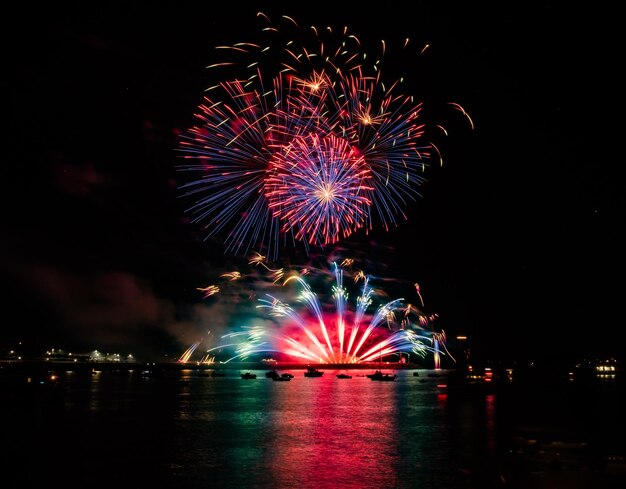 Des feux d'artifice sur la rivière la nuit